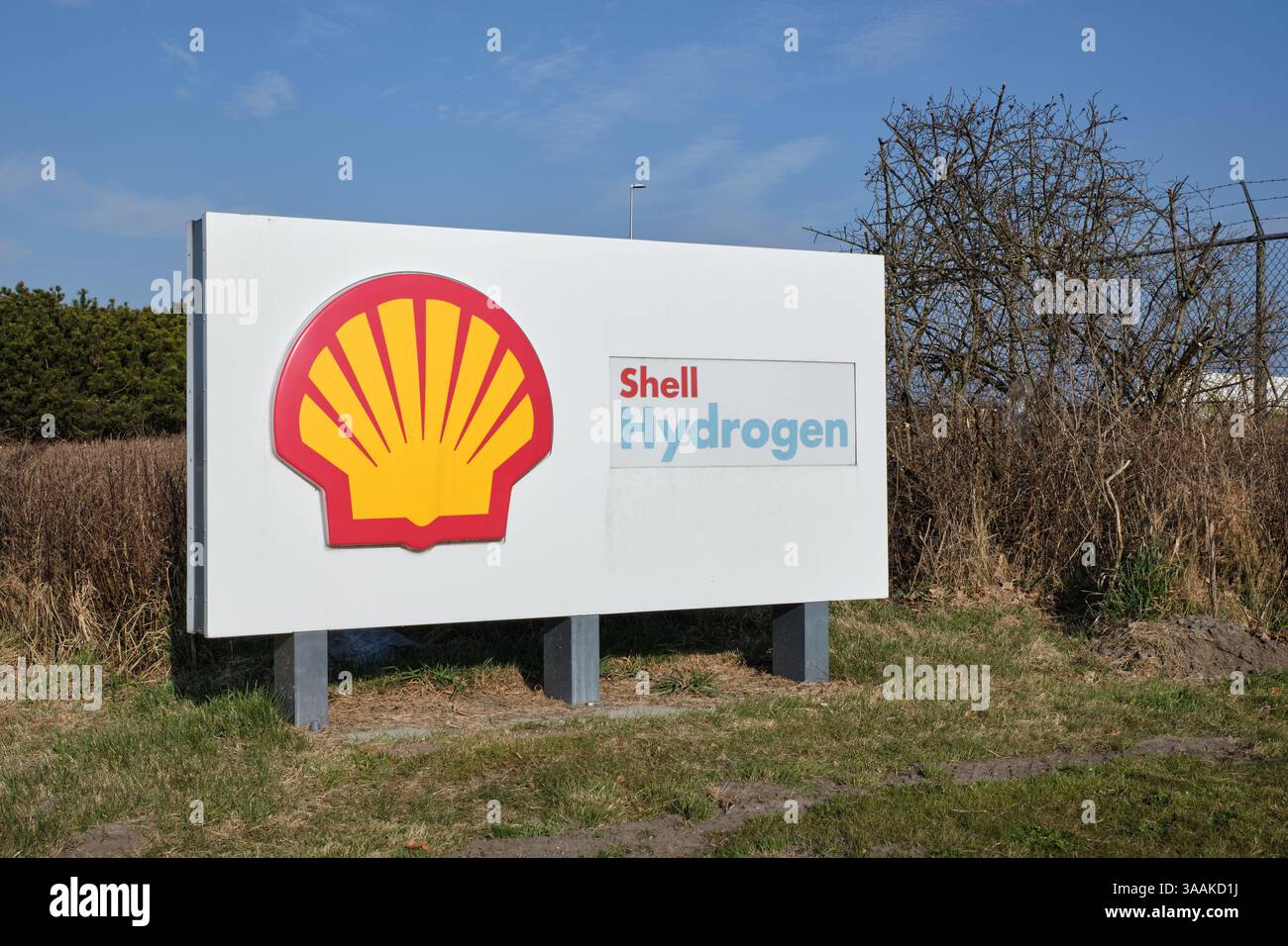 20 marzo 2025 - Emmen, Paesi Bassi: Cartello della stazione di rifornimento Shell Hydrogen all'aperto. Foto Stock