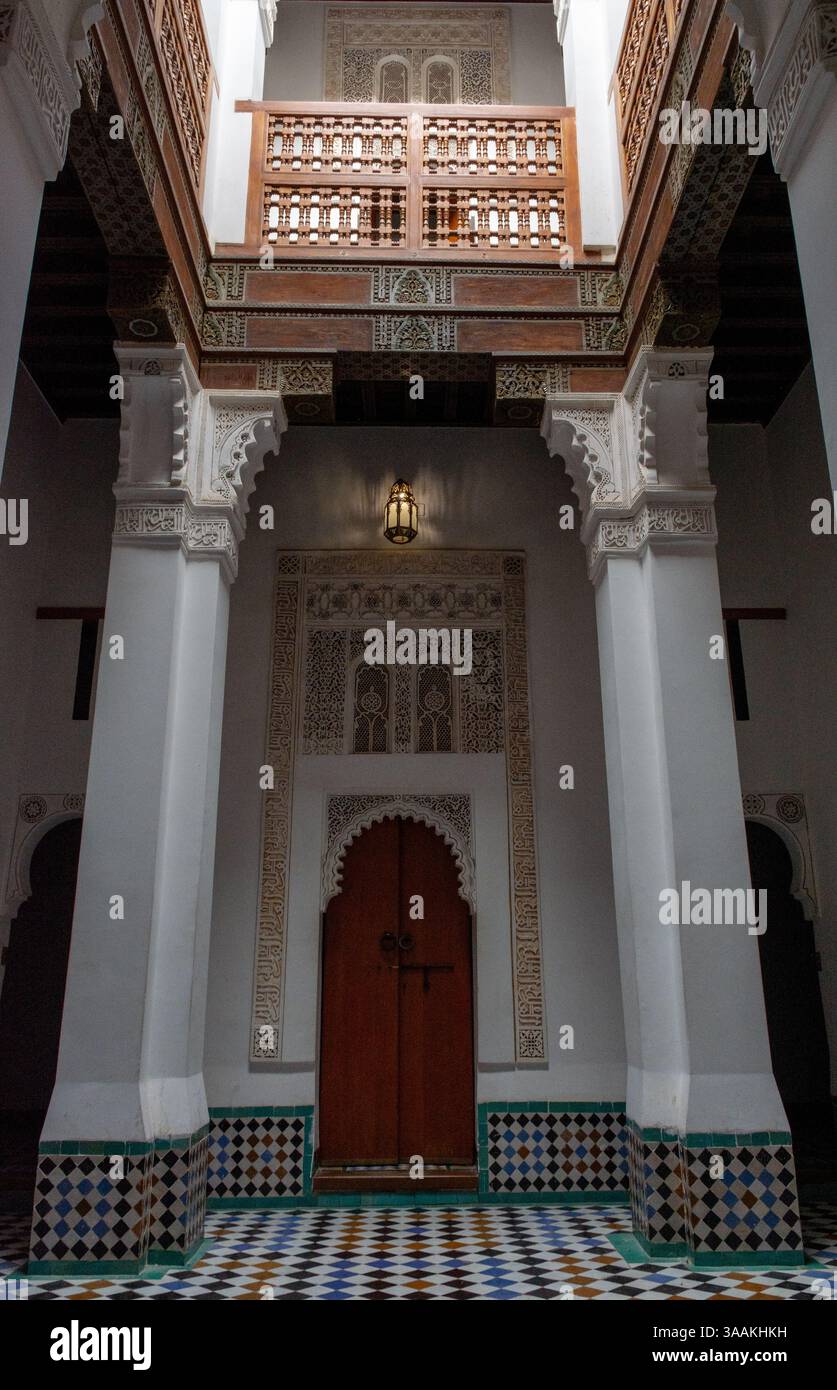 Marrakech, Marocco - 15 febbraio 2025: All'interno di Medersa Ben Youssef Foto Stock