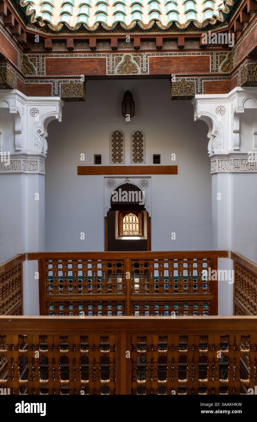 Marrakech, Marocco - 15 febbraio 2025 all'interno della scuola Corana Medersa Ben Youssef Foto Stock