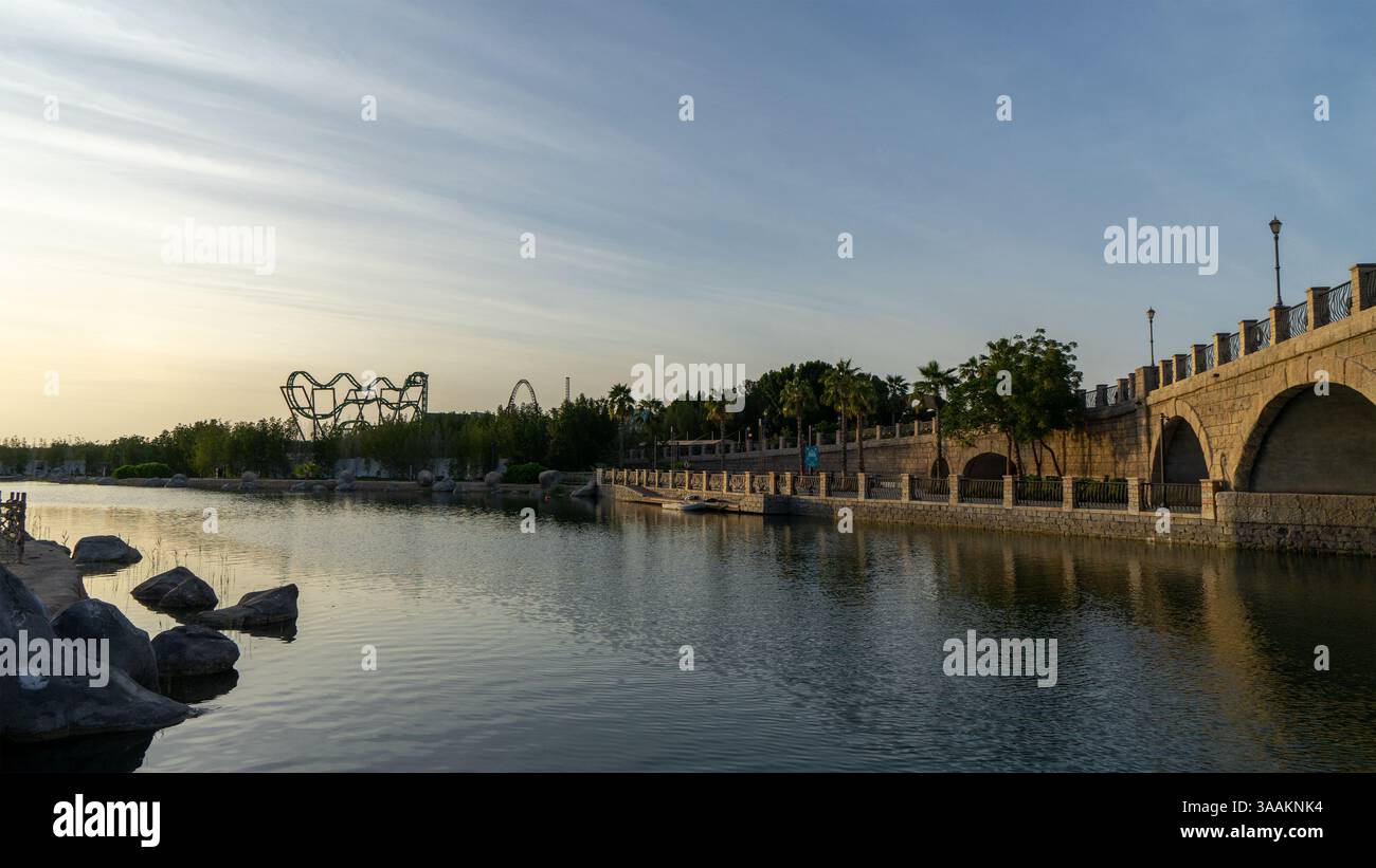 Canale artificiale o baia o stagno e ponte decorativo nell'area di Riverland vicino ai parchi di divertimento, Dubai, Emirati Arabi Uniti. Foto Stock
