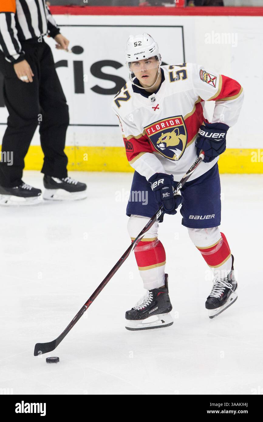 29 marzo 2018: MacKenzie Weegar, difensore dei Florida Panthers (52) durante la partita della NHL tra Carolina Hurricanes e Ottawa Senators al Canadian Tire Centre di Ottawa, Canada. I Senators hanno vinto la partita 3-2 con un rigore ai tempi supplementari. Daniel Lea/CSM (immagine di credito: &Copy; Daniel Lea/CSM tramite cavo ZUMA) Foto Stock