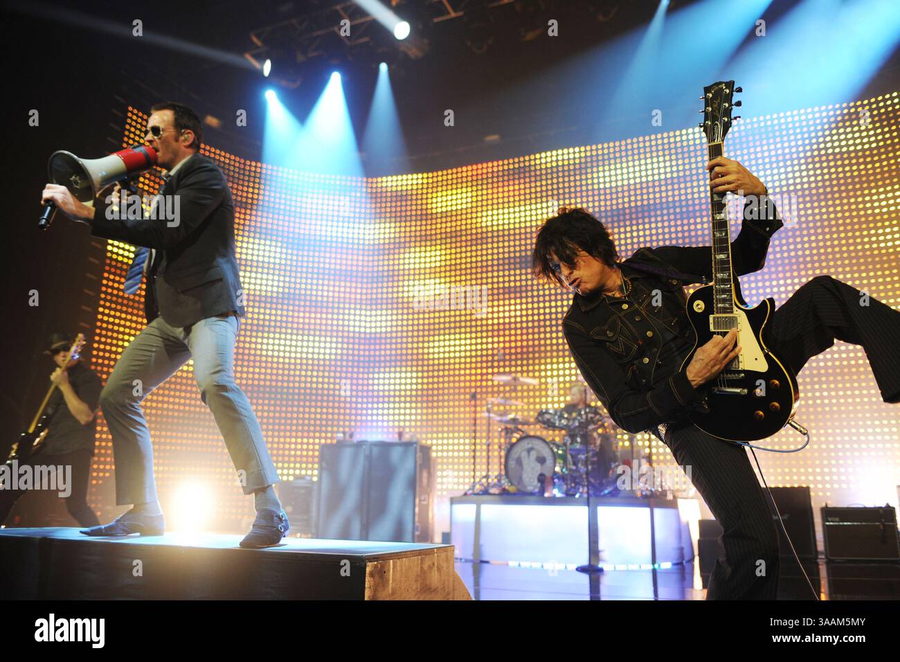 12 ottobre 2010 - Hollywood, Florida, Stati Uniti d'America - HOLLYWOOD FL - 12 OTTOBRE: Scott Weiland e Dean Deleo dei Stone Temple Pilots si esibiscono all'Hard Rock dal vivo tenuto all'Hard Rock Hotel & Casino di Seminole il 12 ottobre 2010 a Hollywood, Florida... persone: Scott Weiland Dean Deleo. (Immagine di credito: © Storms Media Group/SMG tramite filo ZUMA) Foto Stock