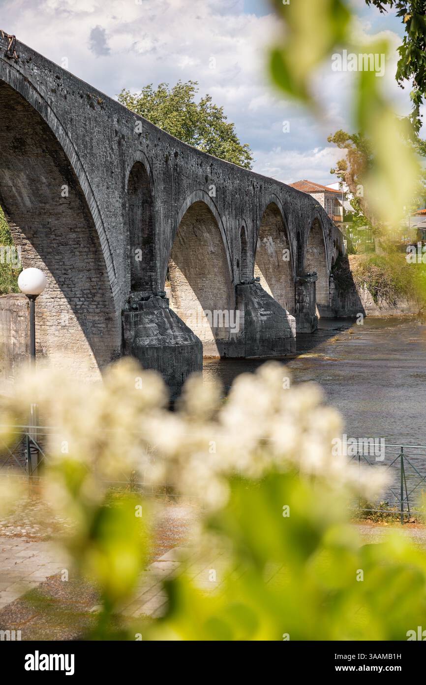 Il ponte di pietra di Arta che attraversa il fiume Arachthos nella città di Arta in Grecia, la ballata popolare racconta una storia di sacrificio umano durante il suo b Foto Stock
