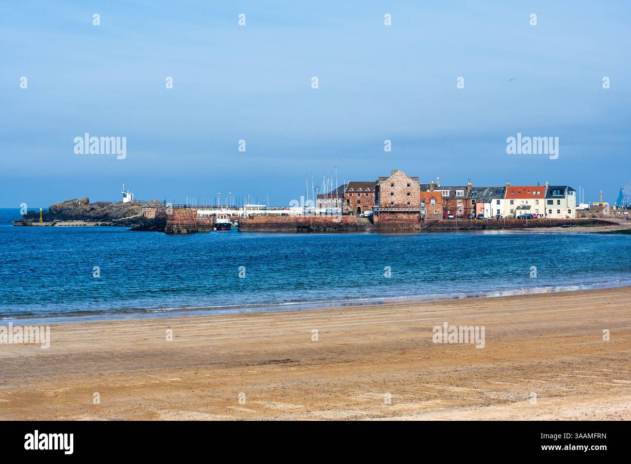 Vista dalla spiaggia di West Bay fino al porto di North Berwick nell'East Lothian, Scozia, Regno Unito Foto Stock