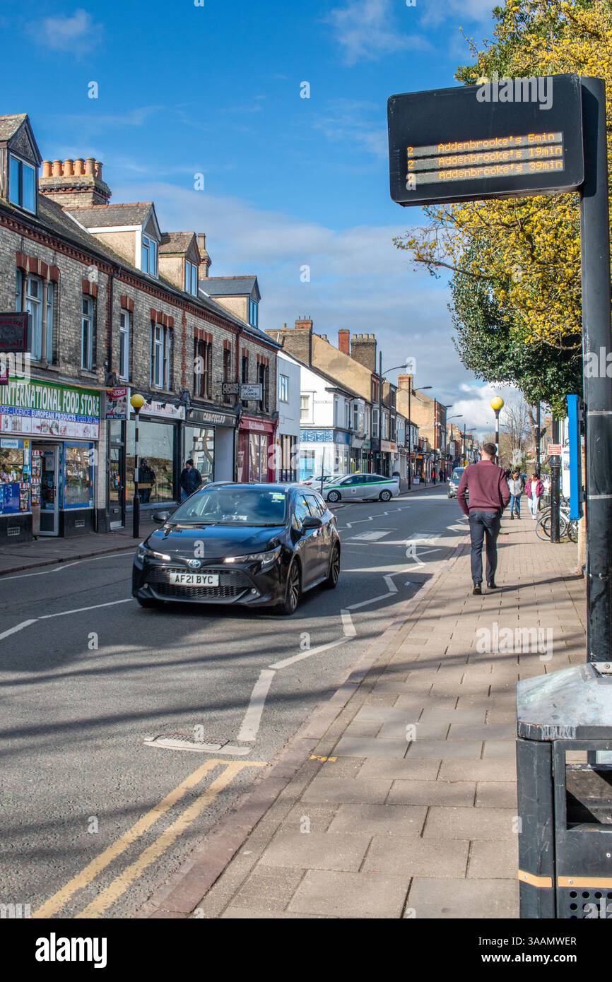 Una fermata dell'autobus che mostra gli orari degli autobus per l'Addenbrookes Hospital in Mill Road, Cambridge, Inghilterra, Regno Unito Foto Stock