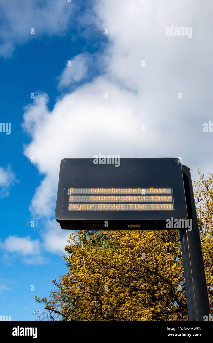 Una fermata dell'autobus che mostra gli orari degli autobus per l'Addenbrookes Hospital in Mill Road, Cambridge, Inghilterra, Regno Unito Foto Stock