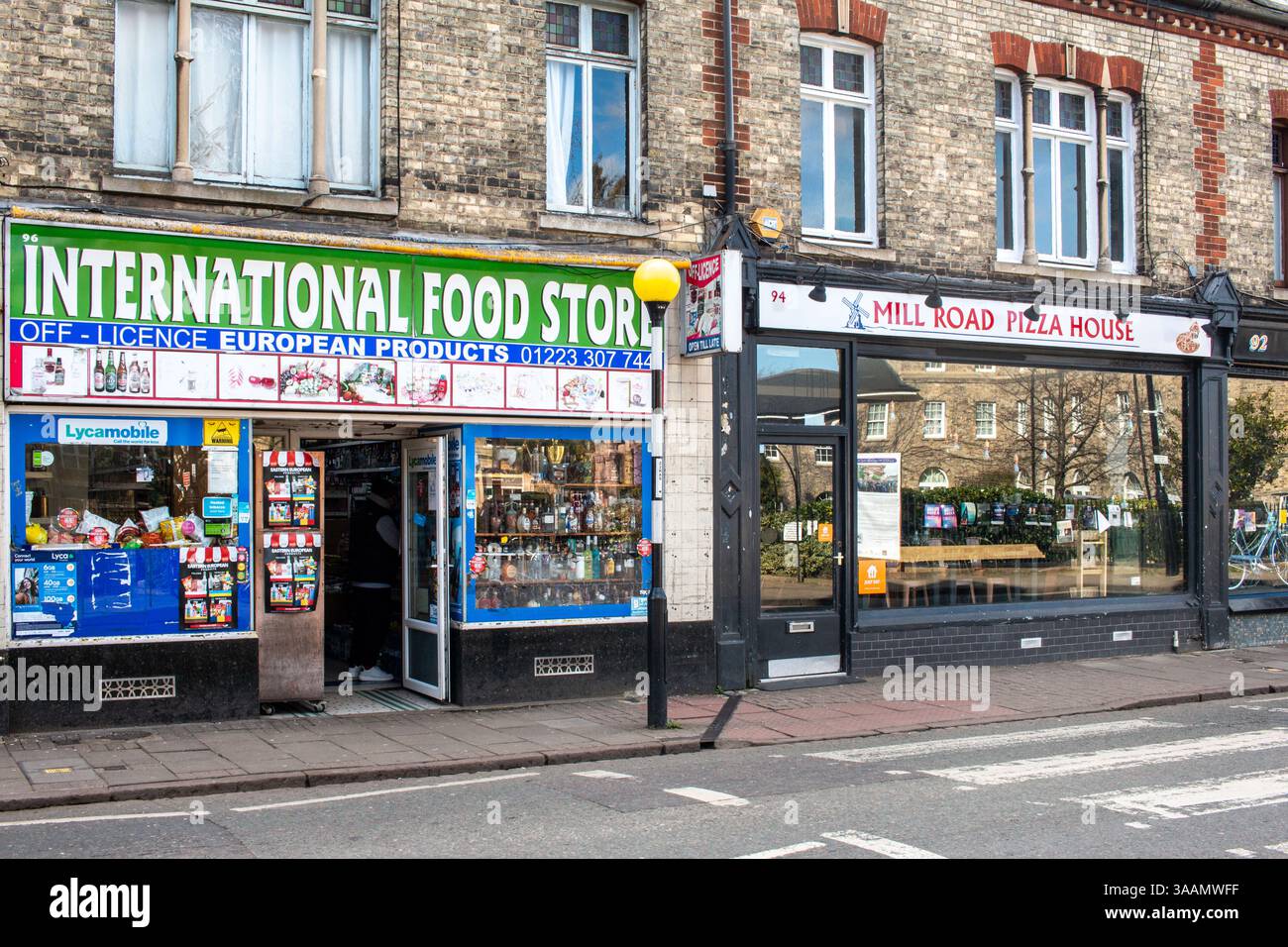International Food Store e Mill Road Pizza House Restaurant, Cambridge, Inghilterra, Regno Unito Foto Stock