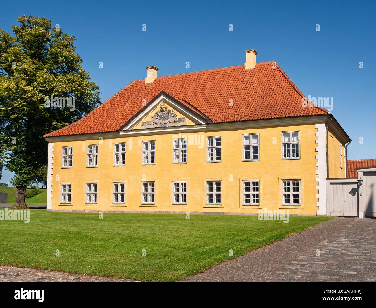 Commander’s House, edificio giallo con tetto di tegole rosse nella fortezza di Kastellet, Copenaghen, Danimarca Foto Stock