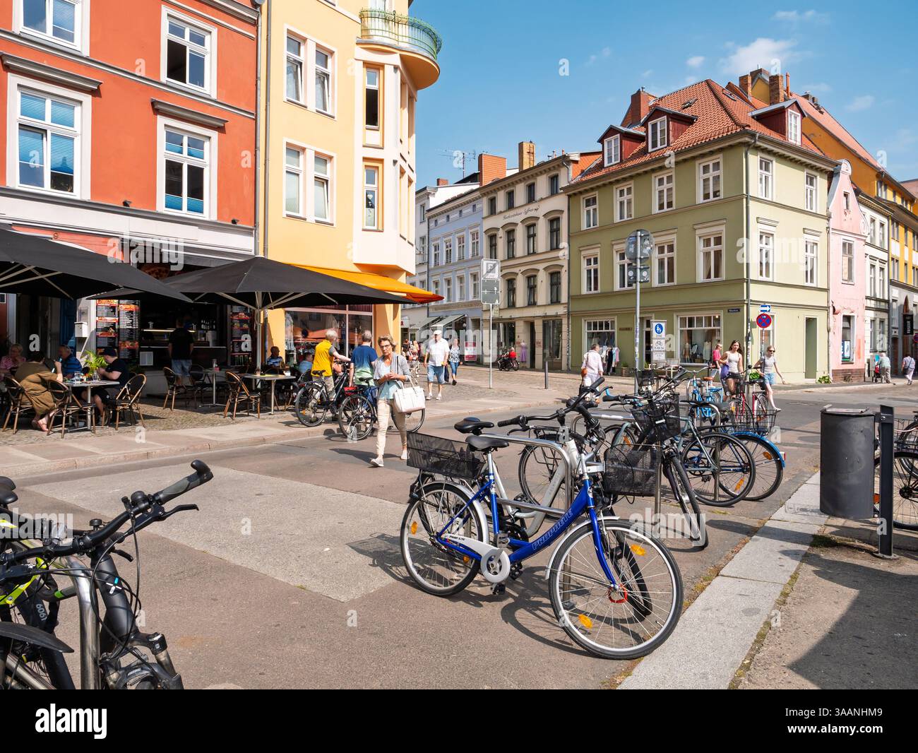 Case colorate all'angolo tra Mönchstrasse e Neuer Markt nella storica città di Stralsund, patrimonio dell'umanità dell'UNESCO, Meclemburgo-Vorpommern, Germania Foto Stock