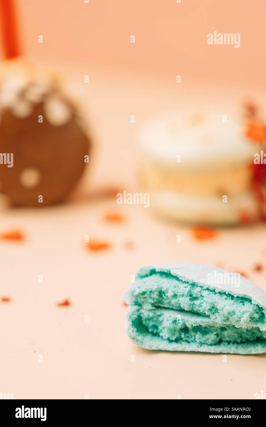 Colorati dessert francesi. Macaron per torte o macaroon su sfondo rosa, colorati biscotti alle mandorle, colori pastello, macaroon per una dolce pausa Foto Stock
