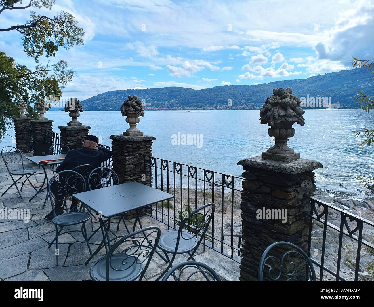 Italie Lac Majeur : Isola madre Palais Borromeo, chaises tables au bord du lac Foto Stock