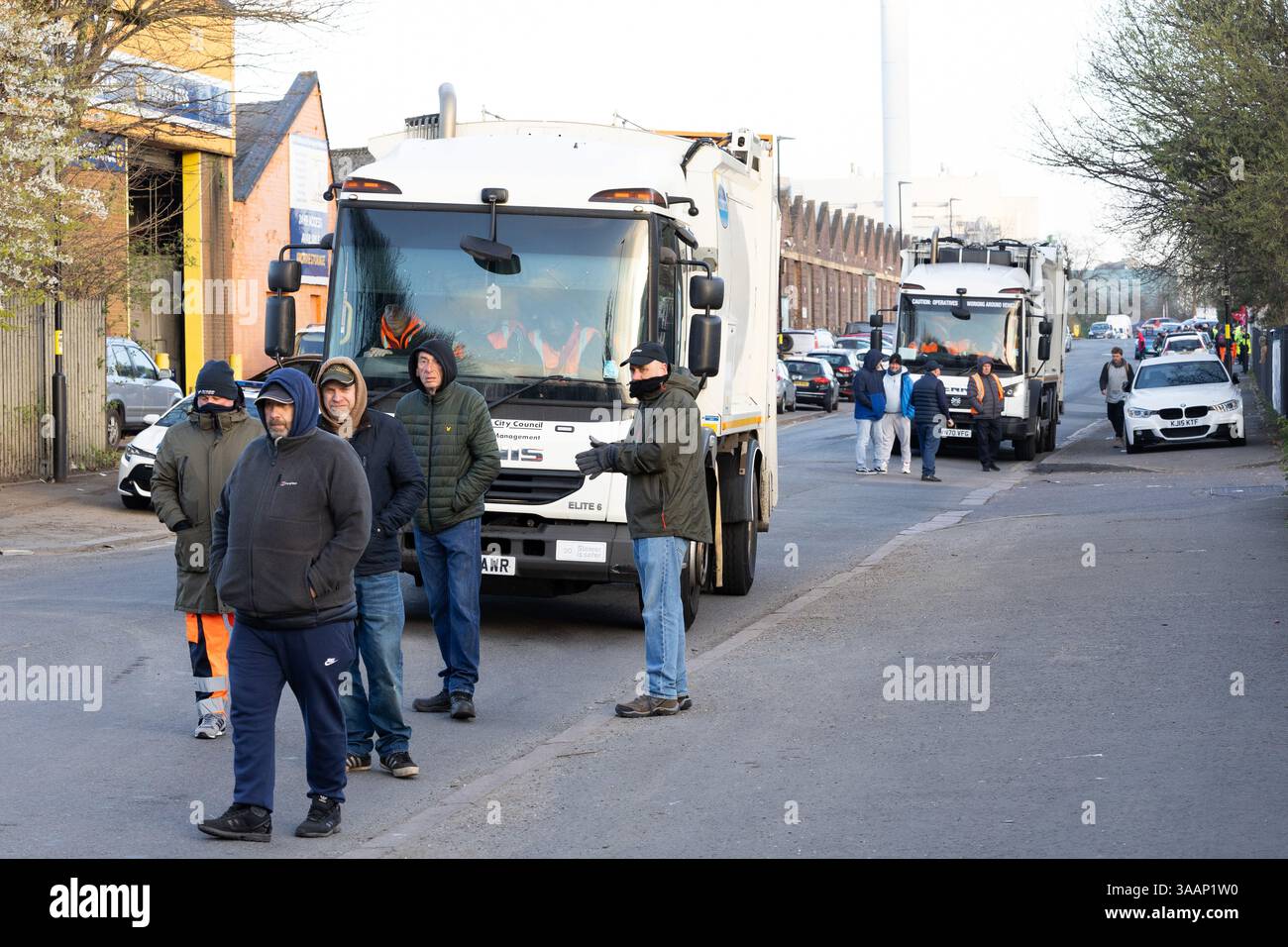 Birmingham Bin Strike. Nella foto, i lavoratori dei bidoni sono in sciopero fuori dal deposito principale di Redfern Road, Tyseley, Birmingham. Gli scioperi dei bin worker continuano a ostacolare i lavoratori delle agenzie camminando davanti ai camion dei rifiuti e rallentando i loro progressi. Questo è permesso dalla polizia in quanto si tratta di una protesta pacifica. Gli scioperi di Birmingham bin vanno ad aprile. Mentre le strade di Birmingham cominciano a vedere un enorme mucchio di rifiuti che si accumulano, non sembra che la disputa che coinvolge i lavoratori dei rifiuti finisca. Foto Stock