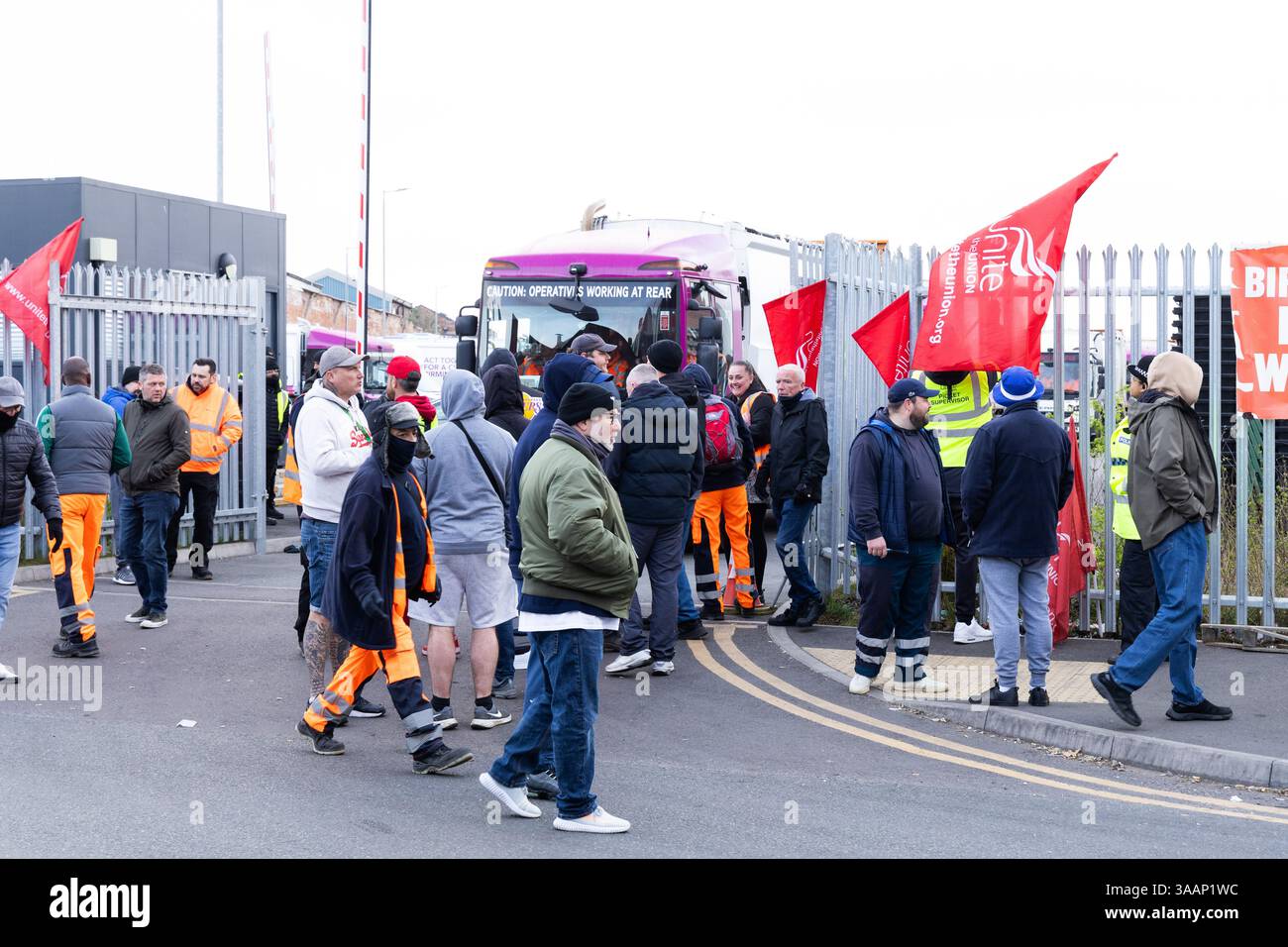 Birmingham Bin Strike. Nella foto, i lavoratori dei bidoni sono in sciopero fuori dal deposito principale di Redfern Road, Tyseley, Birmingham. Gli scioperi dei bin worker continuano a ostacolare i lavoratori delle agenzie camminando davanti ai camion dei rifiuti e rallentando i loro progressi. Questo è permesso dalla polizia in quanto si tratta di una protesta pacifica. Gli scioperi di Birmingham bin vanno ad aprile. Mentre le strade di Birmingham cominciano a vedere un enorme mucchio di rifiuti che si accumulano, non sembra che la disputa che coinvolge i lavoratori dei rifiuti finisca. Foto Stock