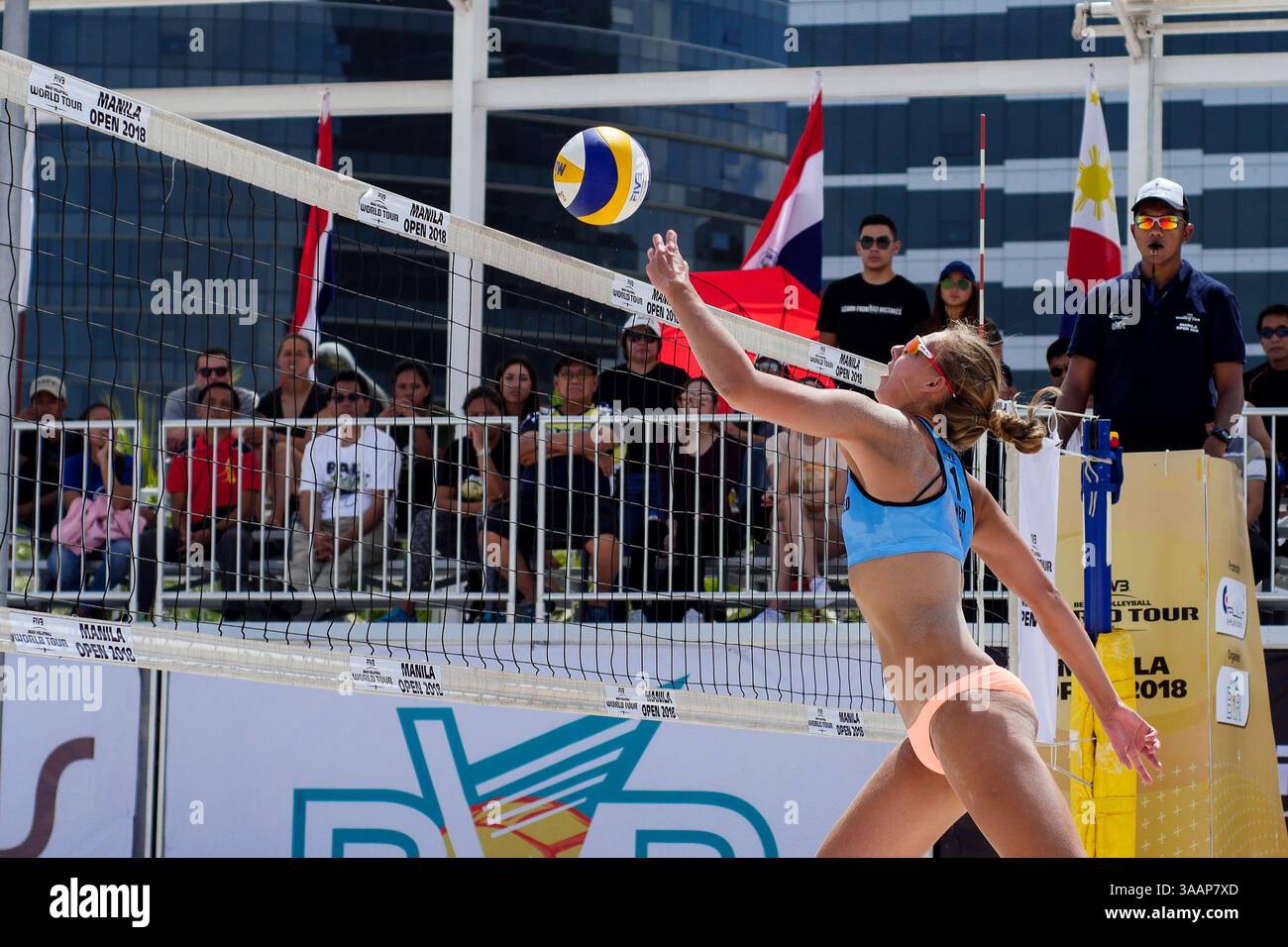4 maggio 2018 - Pasay, regione della capitale nazionale, Filippine - secondo giorno del FIVB Beach Volleyball World Tour, Manila Open 2018. Le sue partite di qualificazione femminile... Stam Katja (1 NED) dei Paesi Bassi, segnando un punteggio in rete. (Immagine di credito: © George Buid via ZUMA Wire) Foto Stock