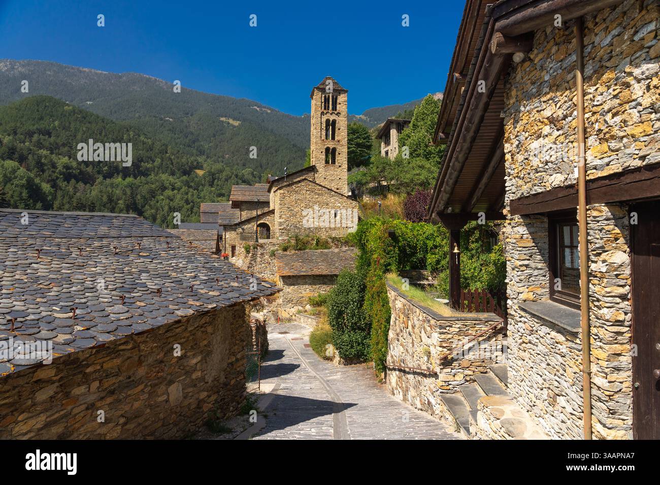 Vista panoramica del famoso bellissimo villaggio di Pal in Andorra in una giornata di sole con la chiesa romanica. Foto Stock