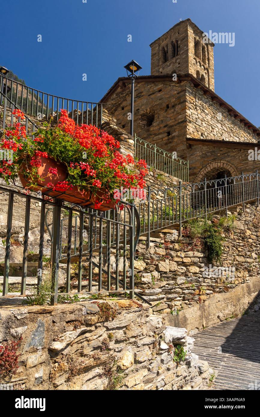 Vista panoramica del famoso bellissimo villaggio di Pal in Andorra in una giornata di sole con la chiesa romanica. Foto Stock