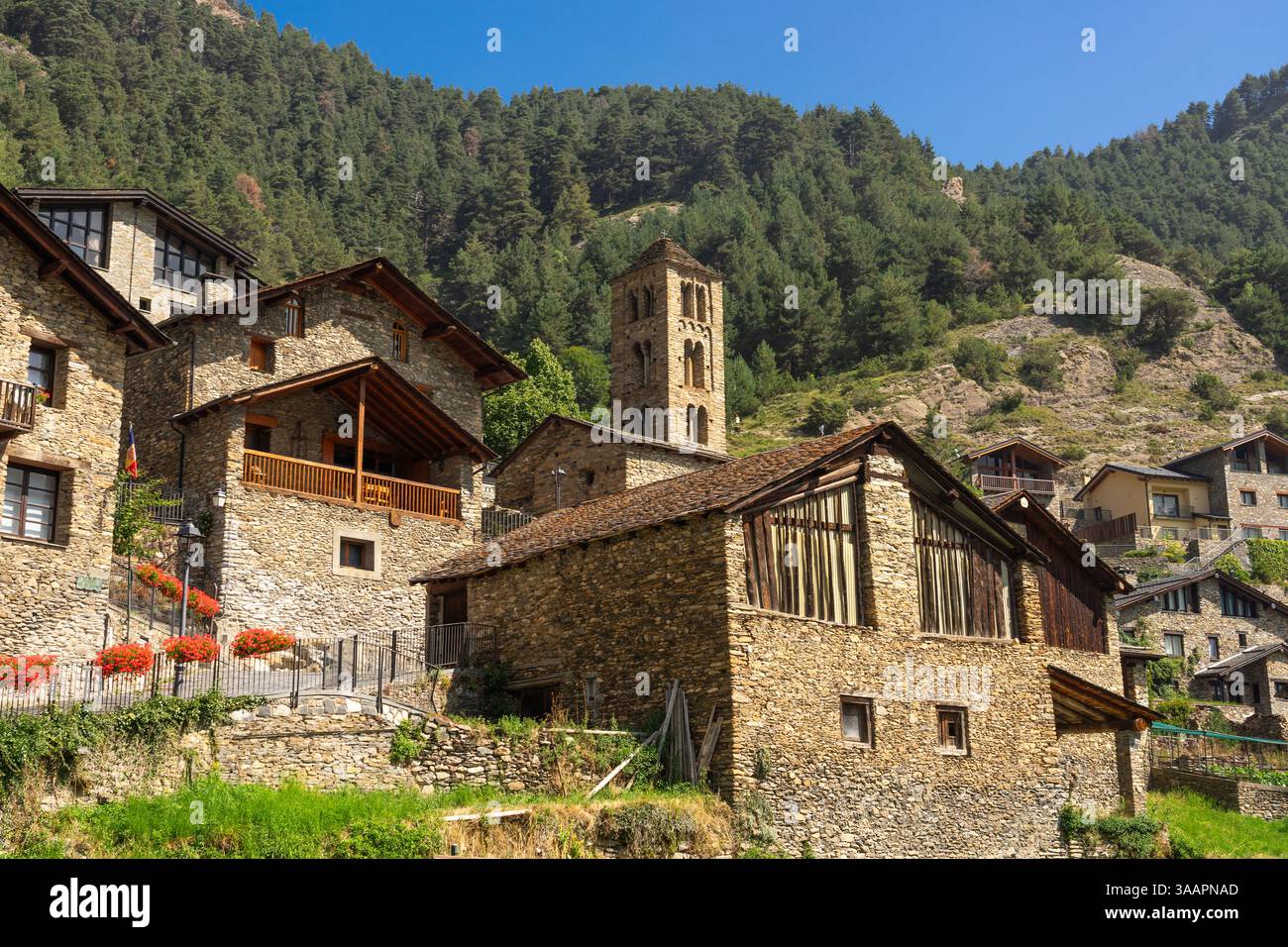 Vista panoramica del famoso bellissimo villaggio di Pal in Andorra in una giornata di sole con la chiesa romanica. Foto Stock