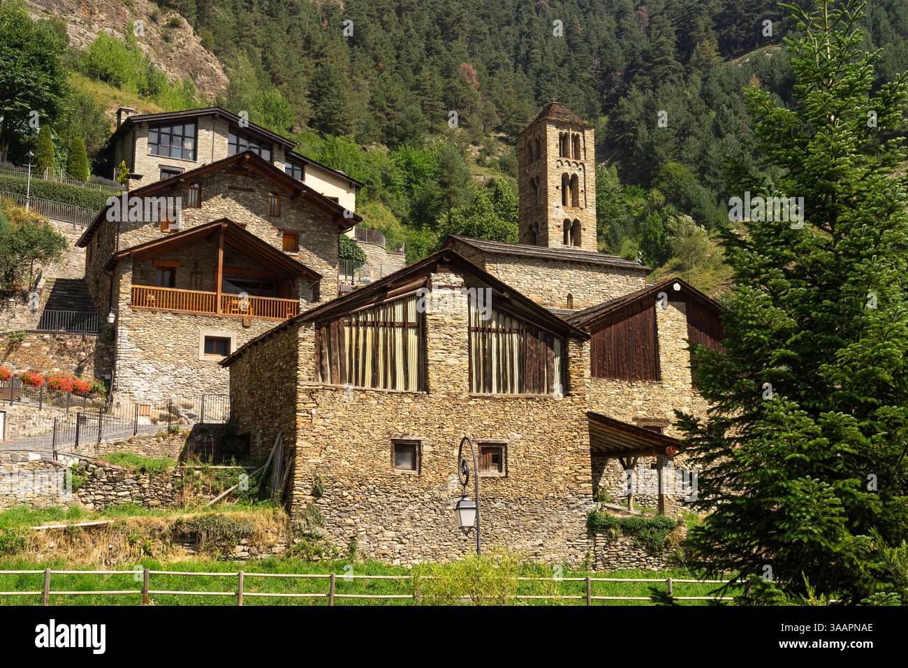 Vista panoramica del famoso bellissimo villaggio di Pal in Andorra in una giornata di sole con la chiesa romanica. Foto Stock