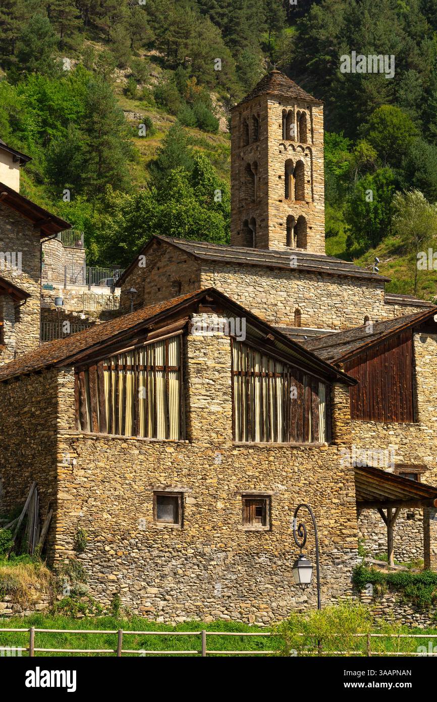 Vista panoramica del famoso bellissimo villaggio di Pal in Andorra in una giornata di sole con la chiesa romanica. Foto Stock