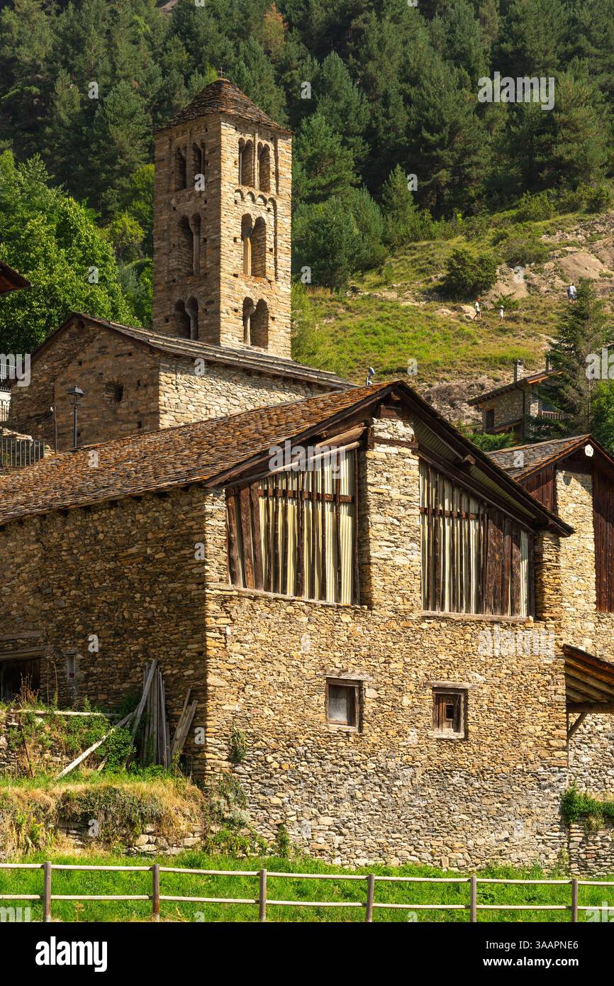 Vista panoramica del famoso bellissimo villaggio di Pal in Andorra in una giornata di sole con la chiesa romanica. Foto Stock