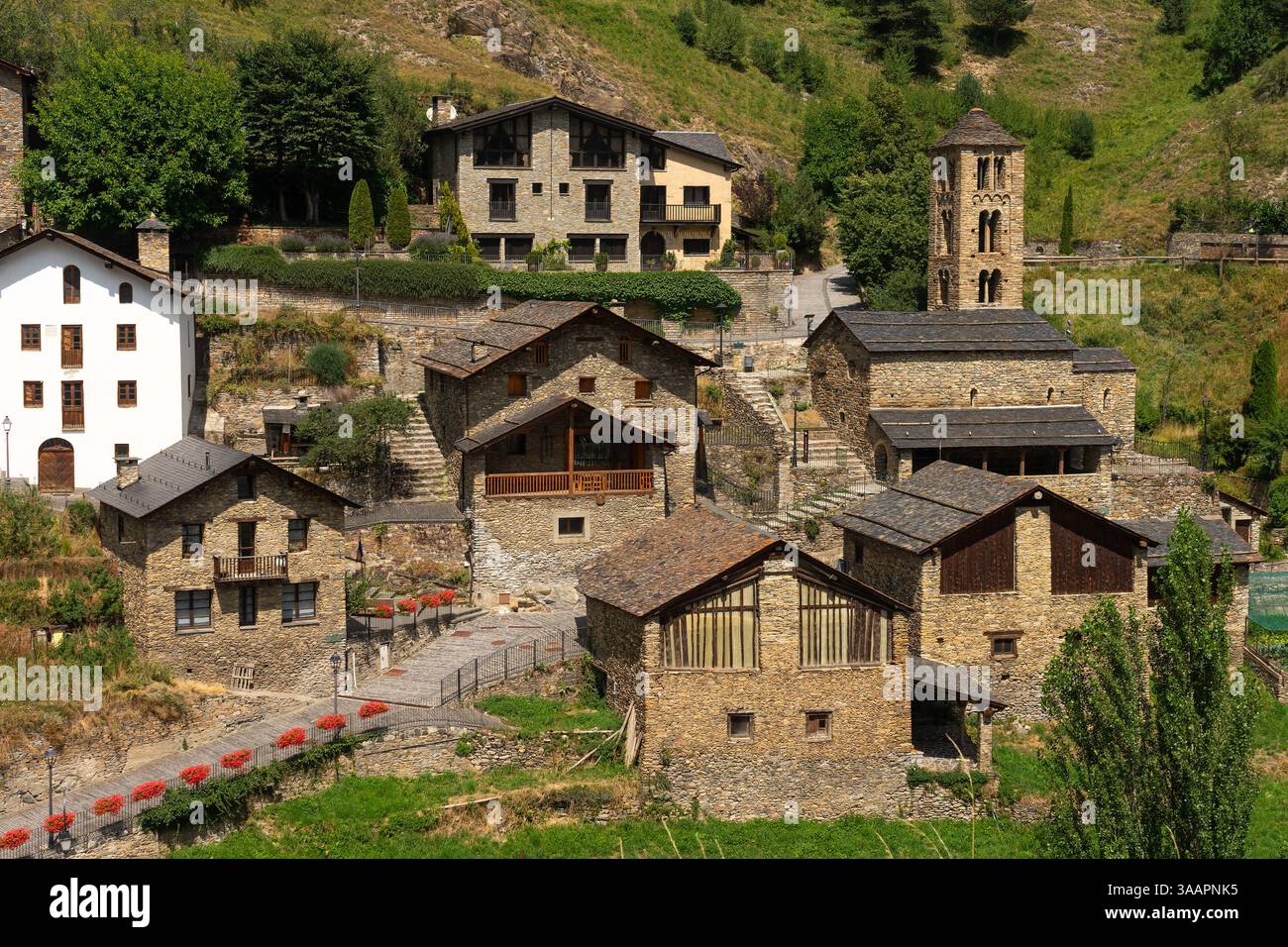Vista panoramica del famoso bellissimo villaggio di Pal in Andorra in una giornata di sole con la chiesa romanica. Foto Stock