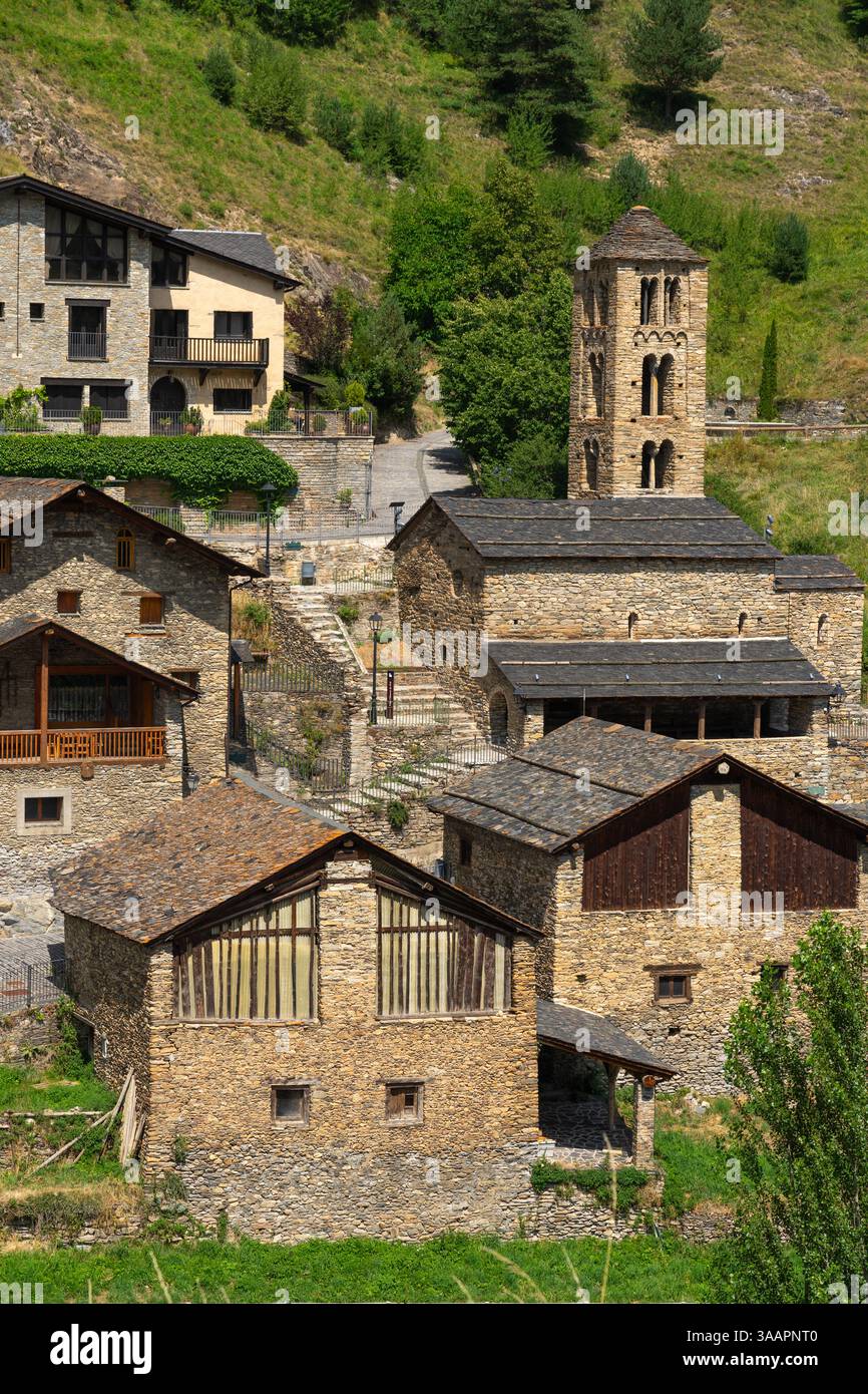 Vista panoramica del famoso bellissimo villaggio di Pal in Andorra in una giornata di sole con la chiesa romanica. Foto Stock