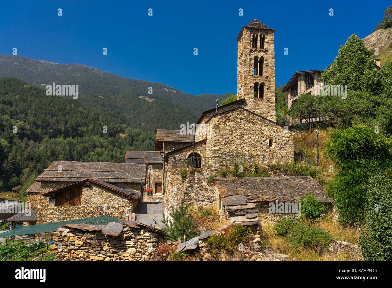 Vista panoramica del famoso bellissimo villaggio di Pal in Andorra in una giornata di sole con la chiesa romanica. Foto Stock