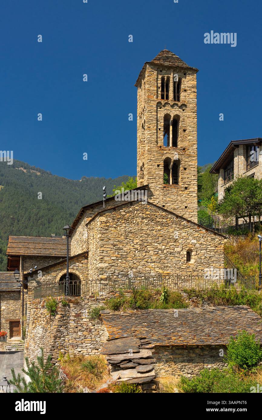 Vista panoramica del famoso bellissimo villaggio di Pal in Andorra in una giornata di sole con la chiesa romanica. Foto Stock