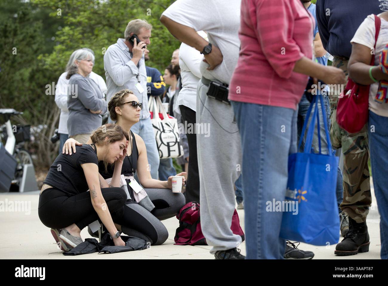 29 maggio 2018 - Ellicott City, MD, USA - Kali Harris, a sinistra, e Kelly McMillan, a destra, aspetta fuori dagli uffici governativi della contea di Howard per essere scortato alle loro proprietà su Main Street per raccogliere effetti personali e iniziare a valutare i loro danni martedì 29 maggio 2018 a Ellicott City, MD Harris vive e lavora sulla Main Street al Salon Marielle e McMillan possiede una proprietà sulla Main Street. (Immagine di credito: © Jen Rynda/TNS tramite filo ZUMA) Foto Stock