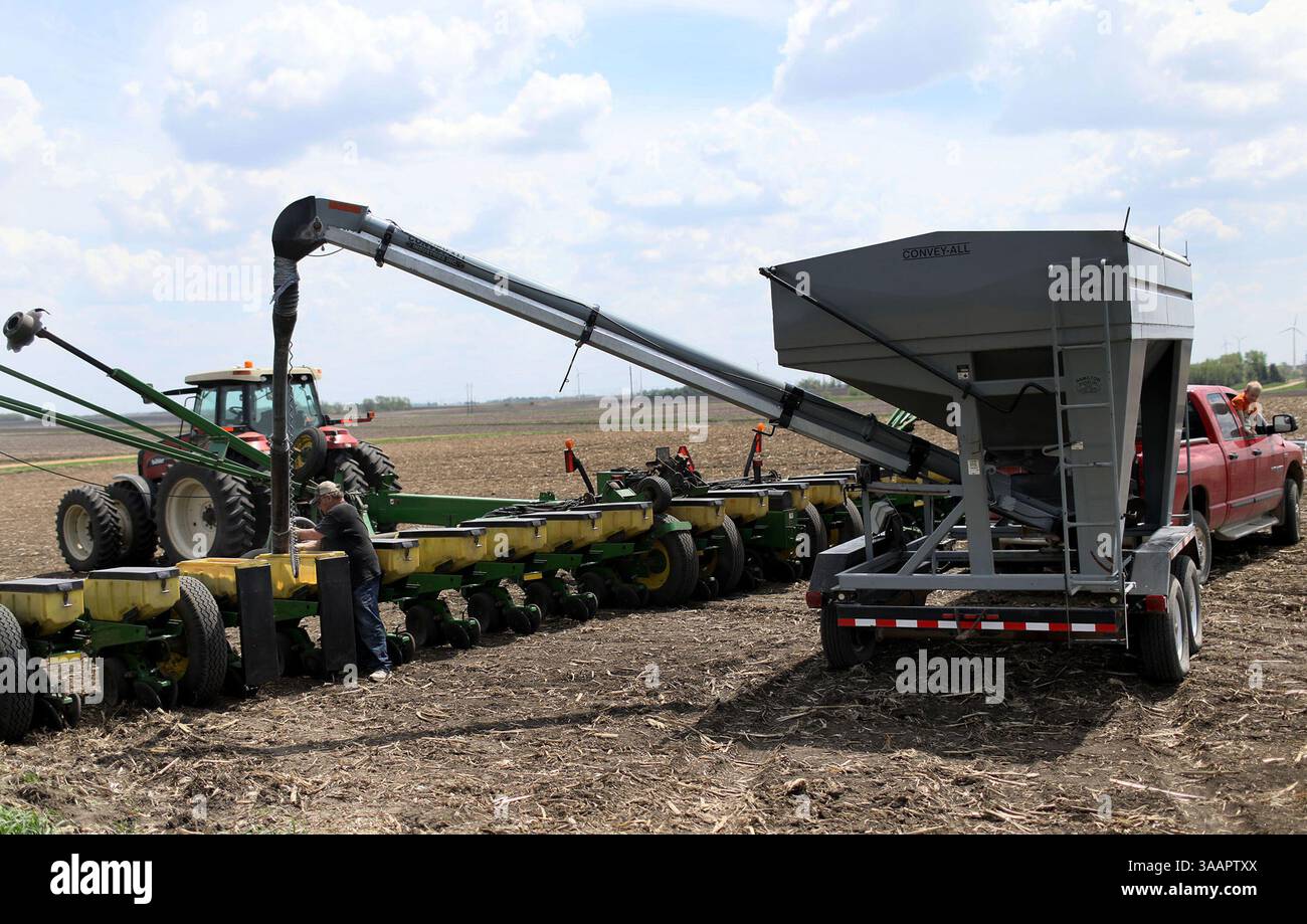 17 maggio 2018 - Lago Benton, Minnesota, Stati Uniti - dagli agricoltori ai banchieri ai cittadini, alle persone del Lago Benton, Minn., dove la soia è un pilastro dell'economia locale, parlate di ciò che vedono e pensano della tariffa cinese minacciata sulla soia, e di come la cosa stia già influenzando. Qui, il coltivatore di colture Bob Worth del lago Benton ha coltivato per 48 anni e coltivato principalmente semi di soia su 2.200 ettari di terreno coltivabile. Egli è diffidente di una guerra commerciale degli Stati Uniti con la Cina perché in passato, quando le guerre commerciali sono state condotte troppo spesso le aziende agricole hanno sofferto, ha detto. "L'embargo è qui adesso?" W Foto Stock