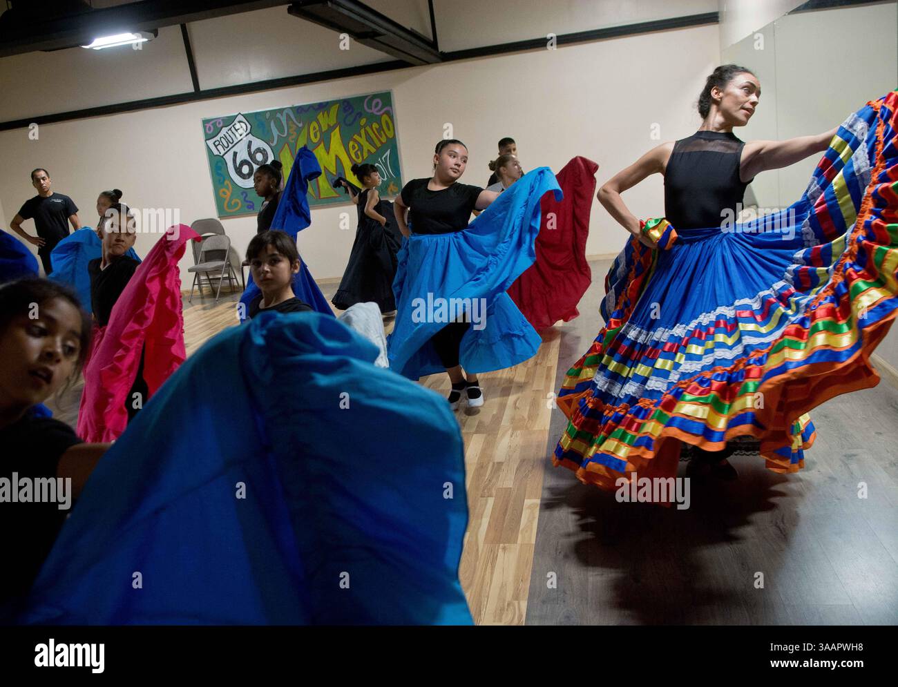 29 maggio 2018 - Albuquerque, New Mexico, Stati Uniti - Marla Brose -- Griselda Alcantar, davanti a sinistra, del Ballet Mexico Folklorico a Guadalajara, Messico, insegna un gruppo di giovani ballerini di livello intermedio da Baila! Compagnia di danza Baila!durante il primo giorno di un intenso workshop estivo presso lo studio di danza di Albuquerque, N.M., martedì 29 maggio 2018. Anche l'insegnamento è Francisco de Paul Alba, anch'esso di Guadalajara, indietro a destra. "Una volta che i bambini hanno la passione, acquistano più orgoglio, il buon tipo", ha detto Israela Garcia, direttrice di Baila! Baila! Ballerini tradizionali Folklorico di tutte le età Foto Stock