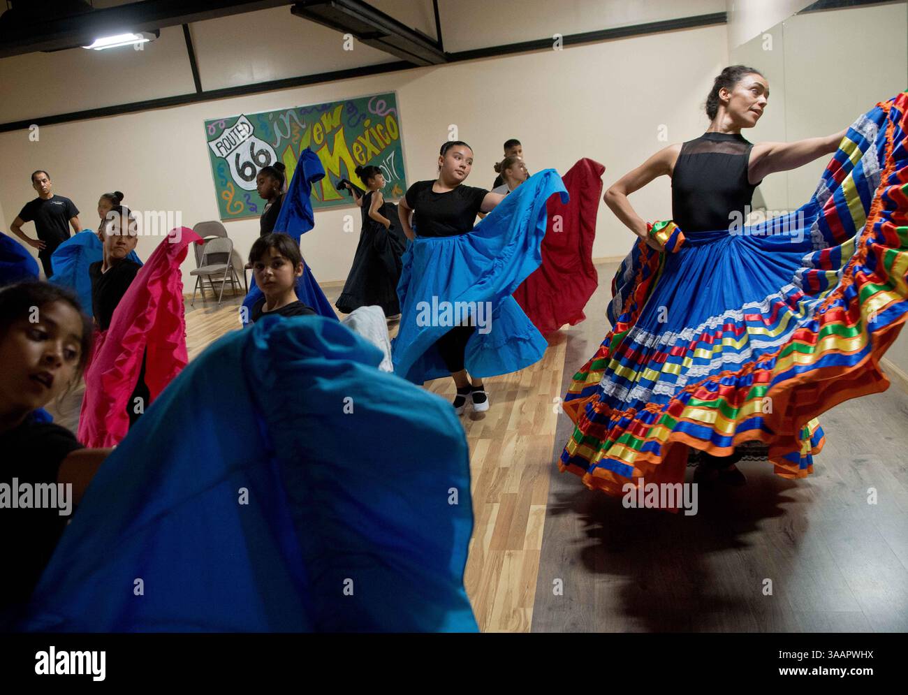 29 maggio 2018 - Albuquerque, New Mexico, Stati Uniti - Marla Brose -- Griselda Alcantar, davanti a sinistra, del Ballet Mexico Folklorico a Guadalajara, Messico, insegna un gruppo di giovani ballerini di livello intermedio da Baila! Compagnia di danza Baila!durante il primo giorno di un intenso workshop estivo presso lo studio di danza di Albuquerque, N.M., martedì 29 maggio 2018. Anche l'insegnamento è Francisco de Paul Alba, anch'esso di Guadalajara, indietro a destra. "Una volta che i bambini hanno la passione, acquistano più orgoglio, il buon tipo", ha detto Israela Garcia, direttrice di Baila! Baila! Ballerini tradizionali Folklorico di tutte le età Foto Stock