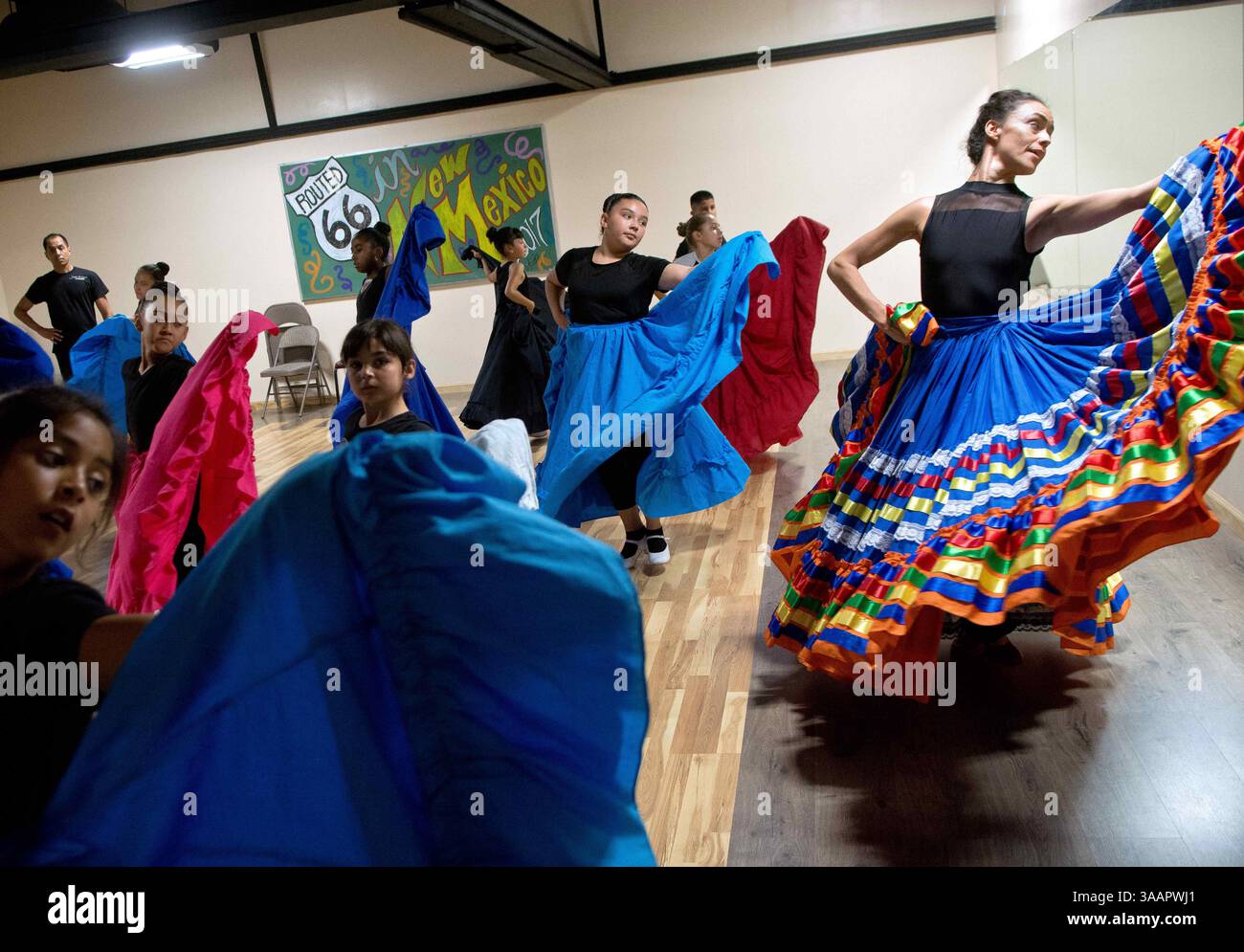 29 maggio 2018 - Albuquerque, New Mexico, Stati Uniti - Marla Brose -- Griselda Alcantar, davanti a sinistra, del Ballet Mexico Folklorico a Guadalajara, Messico, insegna un gruppo di giovani ballerini di livello intermedio da Baila! Compagnia di danza Baila!durante il primo giorno di un intenso workshop estivo presso lo studio di danza di Albuquerque, N.M., martedì 29 maggio 2018. Anche l'insegnamento è Francisco de Paul Alba, anch'esso di Guadalajara, indietro a destra. "Una volta che i bambini hanno la passione, acquistano più orgoglio, il buon tipo", ha detto Israela Garcia, direttrice di Baila! Baila! Ballerini tradizionali Folklorico di tutte le età Foto Stock