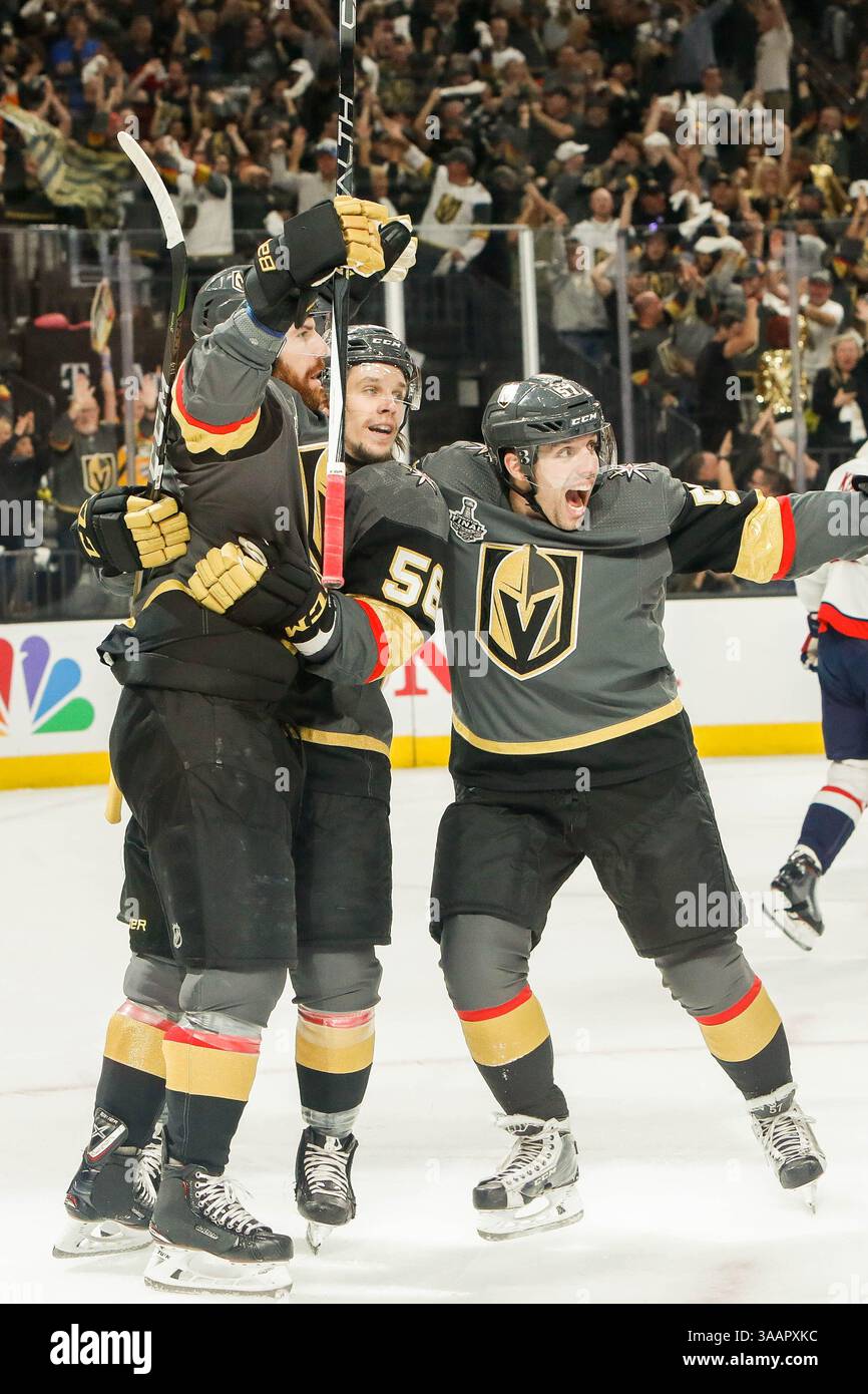 30 maggio 2018: I giocatori dei Golden Knights celebrano il gol dell'ala sinistra dei Vegas Golden Knights James Neal (18) durante i Washington Capitals e i Vegas Golden Knights NHL Stanley Cup Finals playoff 2 alla T-Mobile Arena di Las Vegas, NV. John Crouch/CSM(immagine di credito: &Copy; John Crouch/Cal Sport Media/CSM tramite cavo ZUMA) Foto Stock