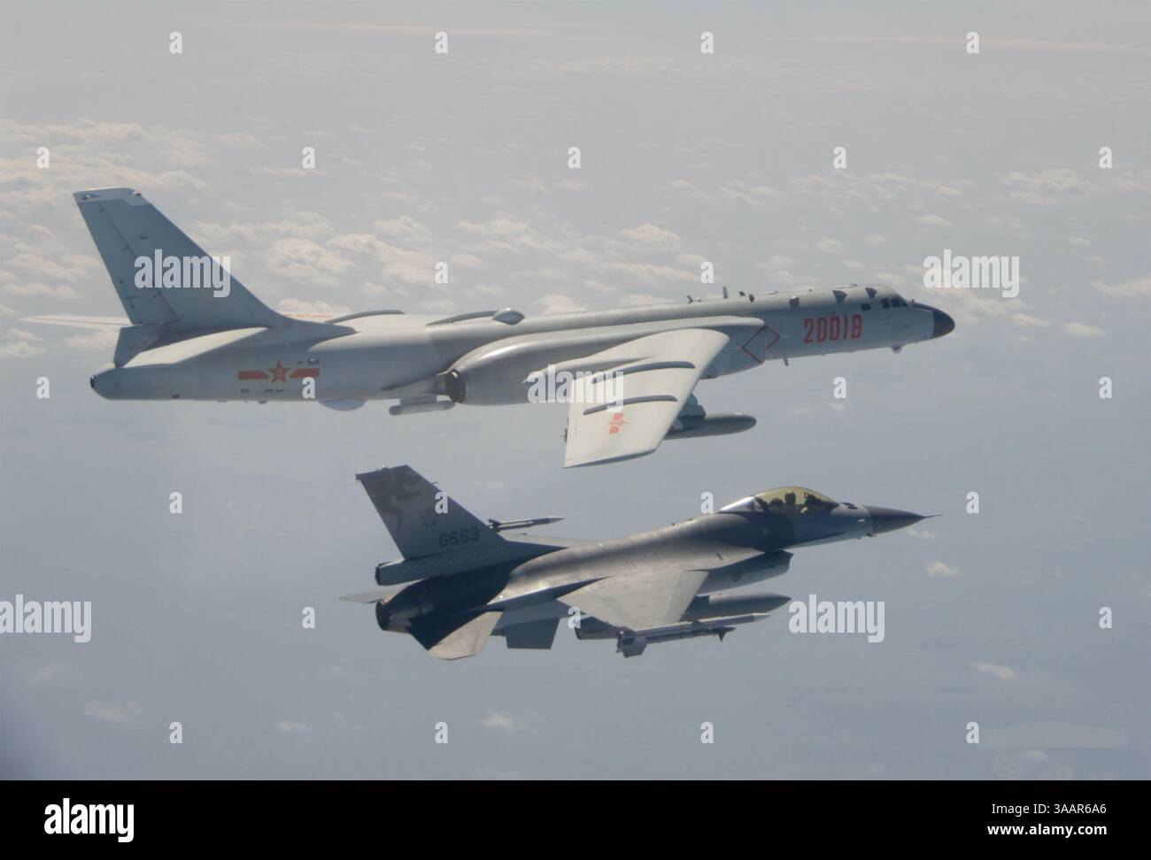 TAIWAN AIR FORCE Un F-16 taiwanese che controlla un bombardiere cinese H-6 nella zona di identificazione della difesa aerea di Taiwan (ADIZ) nel febbraio 2020. Foto Taiwan Military News Agency Foto Stock