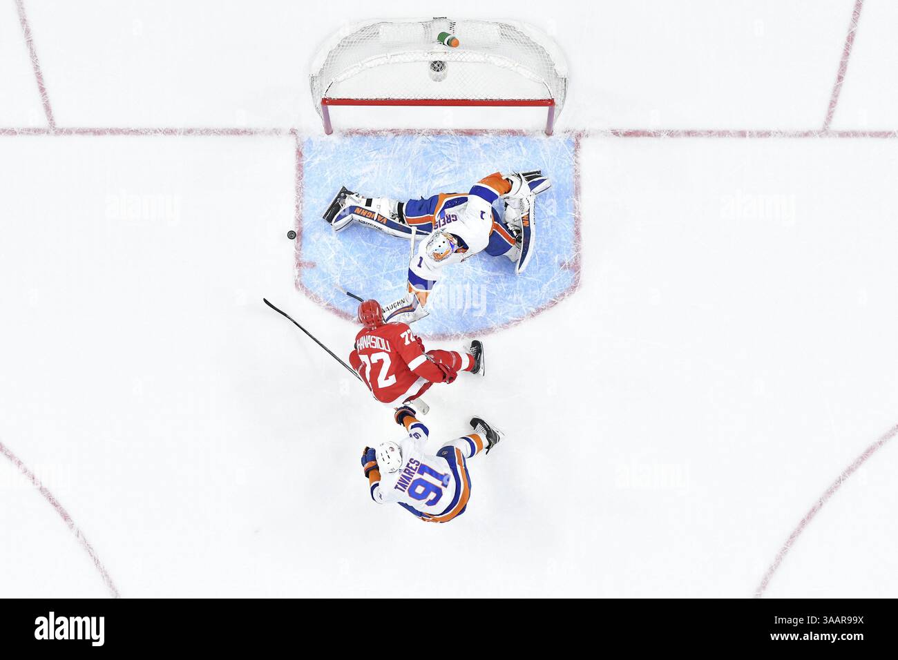 DETROIT, mi - 7 APRILE: I Detroit Red Wings C Andreas Athanasiou (72) subiscono un tentativo di distacco ai supplementari bloccato dalla pista dei New York Islanders G Thomas Greiss (1) nei tempi supplementari della partita di hockey NHL tra i New York Islanders e i Detroit Red Wings il 7 aprile 2018 alla Little Caesars Arena di Detroit, mi (foto di Allan Dranberg/Cal Sport Media) (Credit Image: &Copy; Allan Dranberg/CSM via Wire) Foto Stock