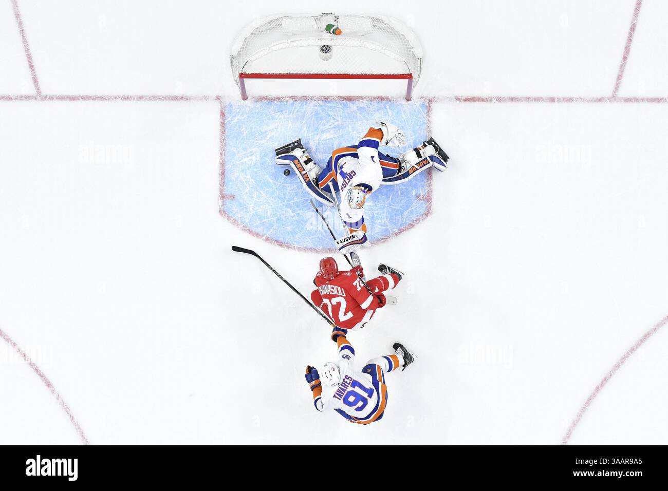 DETROIT, mi - 7 APRILE: I Detroit Red Wings C Andreas Athanasiou (72) subiscono un tentativo di distacco ai supplementari bloccato dalla pista dei New York Islanders G Thomas Greiss (1) nei tempi supplementari della partita di hockey NHL tra i New York Islanders e i Detroit Red Wings il 7 aprile 2018 alla Little Caesars Arena di Detroit, mi (foto di Allan Dranberg/Cal Sport Media) (Credit Image: &Copy; Allan Dranberg/CSM via Wire) Foto Stock