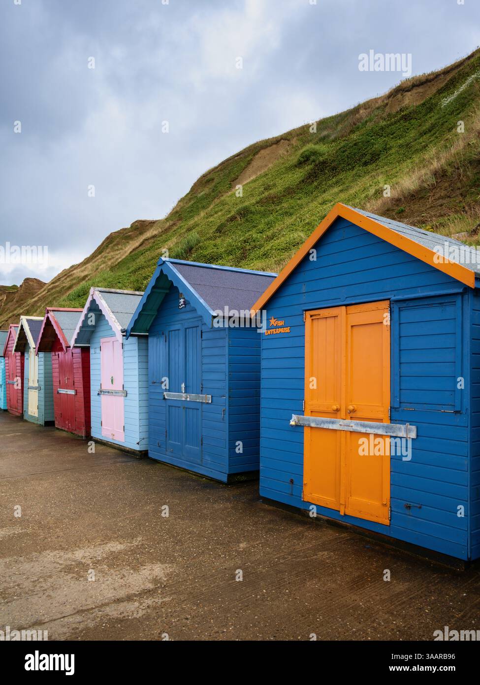 Colorate capanne di Sheringham Beach, Norfolk, Inghilterra, Regno Unito Foto Stock