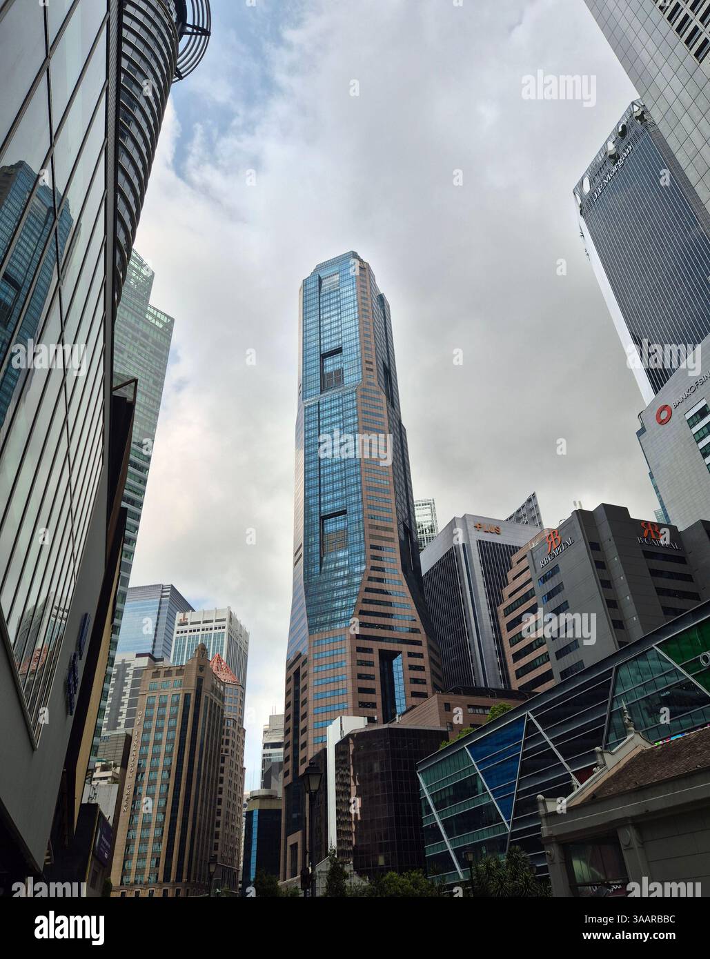 Alti edifici nel centro di megapolis. - Immagine stock catturata con smartphone