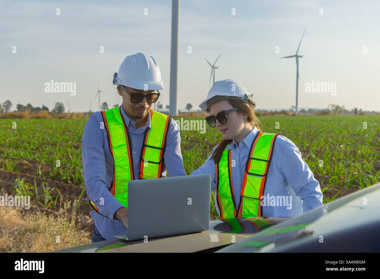Il team di ingegneri con Architect Field Work insieme progettano la costruzione di turbine eoliche per l'analisi del territorio nelle campagne agricole Foto Stock Il team di ingegneri con Architect Field Work insieme progettano la costruzione di turbine eoliche per l'analisi del territorio nelle campagne agricole Foto Stock