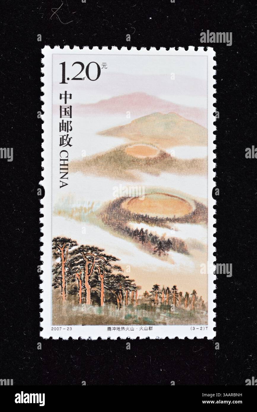 CINA - CIRCA 2007: Un francobollo stampato in Cina mostra Tengchong Volcano area, circa 2007. Foto Stock