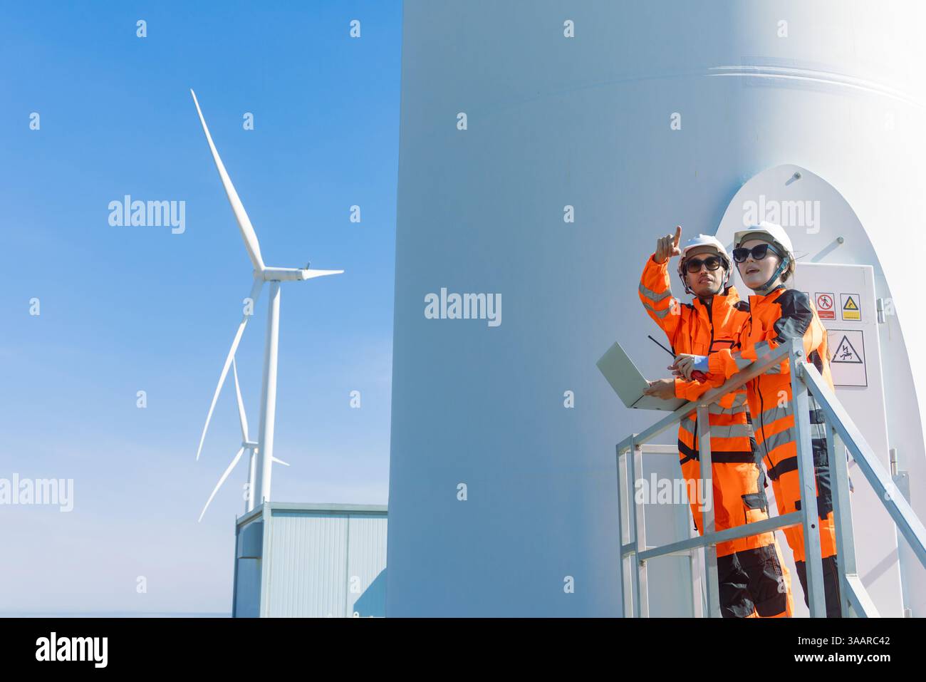 Ingegnere professionista sicurezza dei lavoratori servizio di lavoro manutenzione turbina eolica energia verde sistema di energia pulita verde all'aperto. Foto Stock
