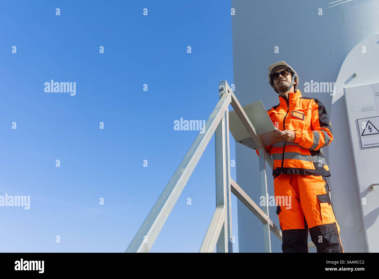 Ingegnere professionista sicurezza dei lavoratori servizio di lavoro manutenzione turbina eolica energia verde sistema di energia pulita verde all'aperto. Foto Stock