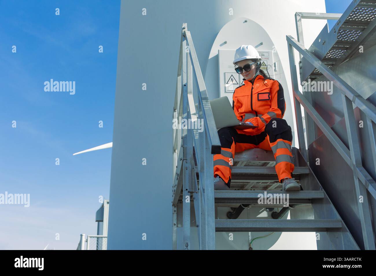 Tecnico tecnico professionista addetto al controllo manutenzione manutenzione turbina eolica centrale elettrica pulita. Generatore di energia eolica f Foto Stock