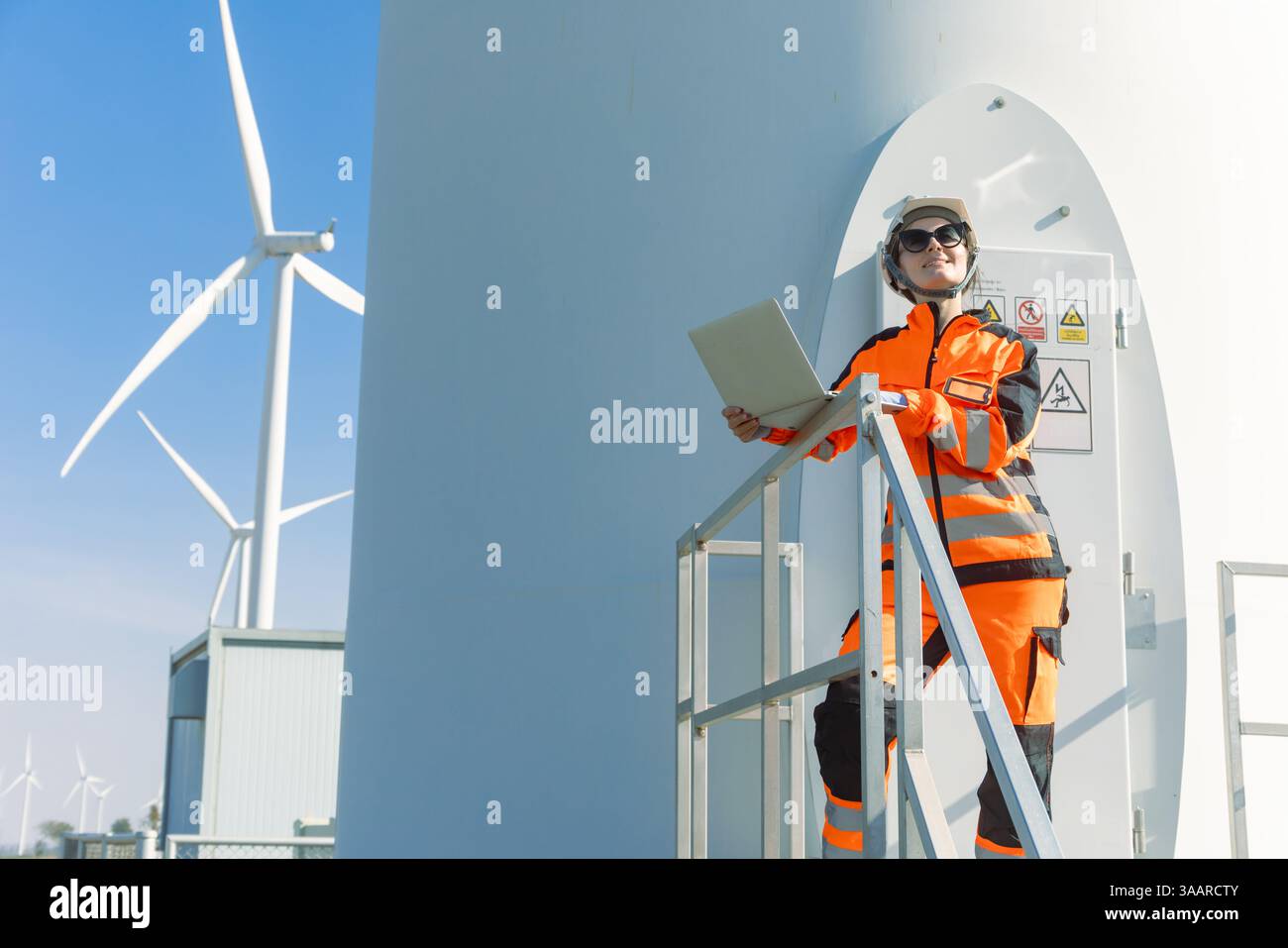 Tecnico tecnico professionista addetto al controllo manutenzione manutenzione turbina eolica centrale elettrica pulita. Generatore di energia eolica f Foto Stock