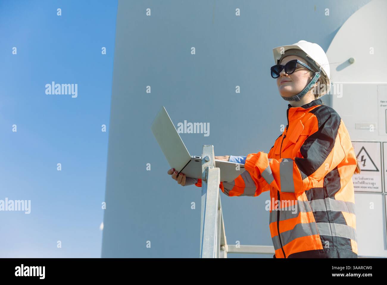 Tecnico tecnico professionista addetto al controllo manutenzione manutenzione turbina eolica centrale elettrica pulita. Generatore di energia eolica f Foto Stock