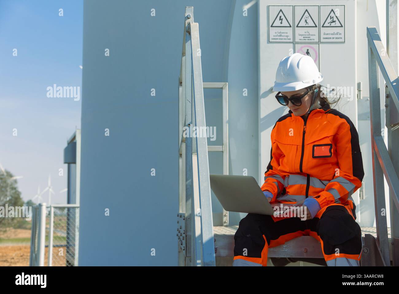 Tecnico tecnico professionista addetto al controllo manutenzione manutenzione turbina eolica centrale elettrica pulita. Generatore di energia eolica f Foto Stock