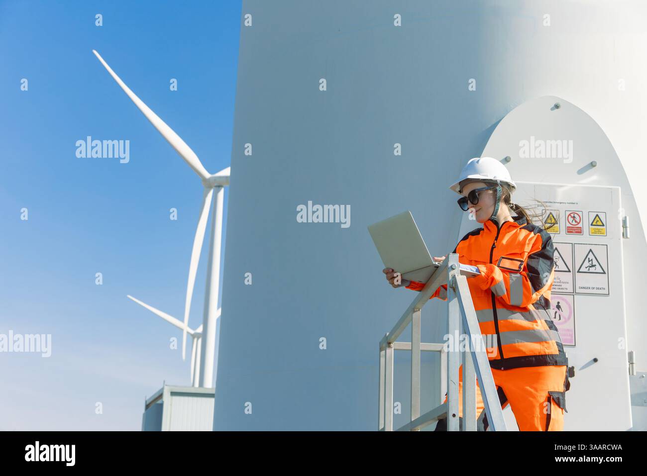 Tecnico tecnico professionista addetto al controllo manutenzione manutenzione turbina eolica centrale elettrica pulita. Generatore di energia eolica f Foto Stock