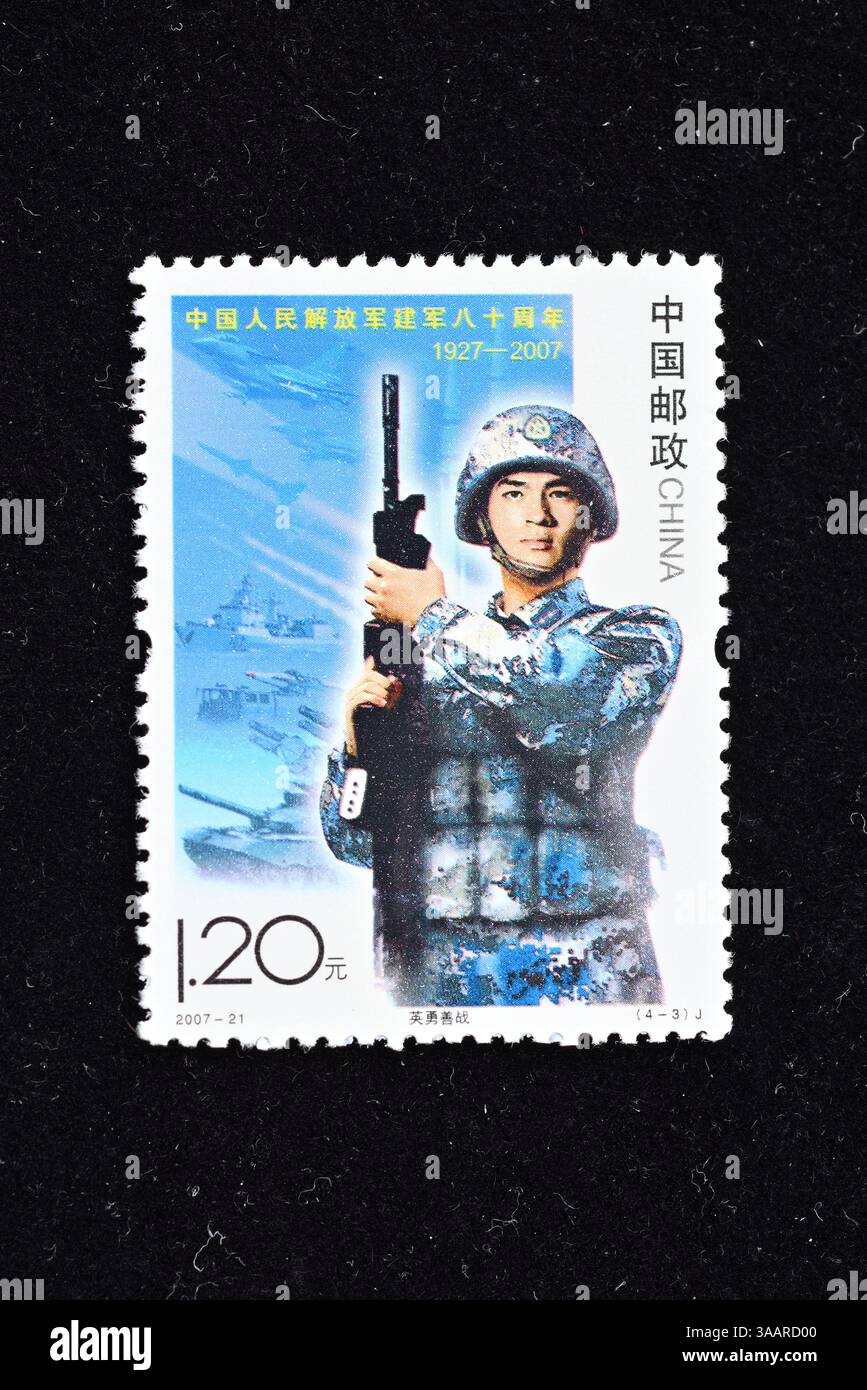 CINA - CIRCA 2007: Un francobollo stampato in Cina mostra il 80° anniversario dell'Esercito Popolare di Liberazione Cinese (PLA), circa 2007. Foto Stock