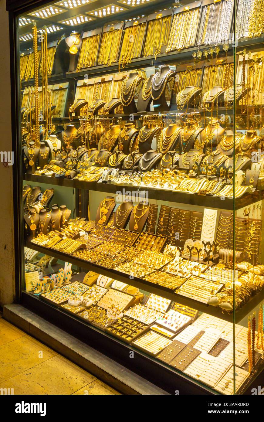 Istanbul, Turchia, gioielli in oro esposti in una vetrina presso il Grand Bazaar. Foto Stock